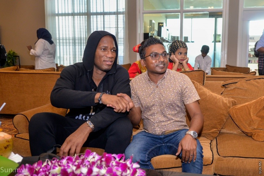 ސިޔާމް މައުރޫފް ސޮކާ ކަޕްގެ ފައިނަލް މެޗުގެ ހާއްސަމެހެމާން،  ޗެލްސީ އަދި އައިވަރީ ކޯސްޓުގެ ކުރީގެ ކުޅުންތެރިޔާ ޑިޑިއޭ ޑްރޮގްބާ ރާއްޖެ  އައުން---ސަން ފޮޓޯ/ މުހައްމަދު އަފްރާހް 