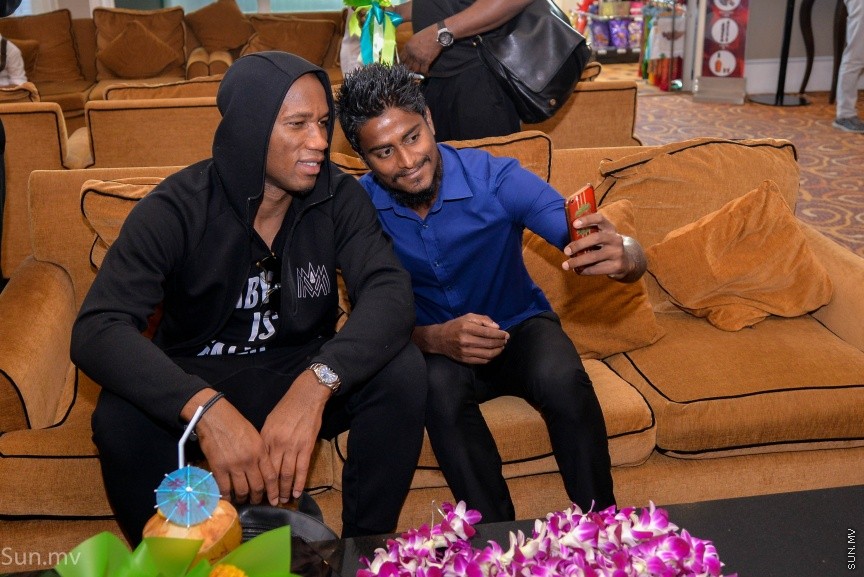 ސިޔާމް މައުރޫފް ސޮކާ ކަޕްގެ ފައިނަލް މެޗުގެ ހާއްސަމެހެމާން،  ޗެލްސީ އަދި އައިވަރީ ކޯސްޓުގެ ކުރީގެ ކުޅުންތެރިޔާ ޑިޑިއޭ ޑްރޮގްބާ ރާއްޖެ  އައުން---ސަން ފޮޓޯ/ މުހައްމަދު އަފްރާހް 