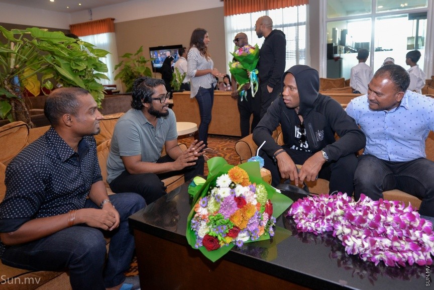 ސިޔާމް މައުރޫފް ސޮކާ ކަޕްގެ ފައިނަލް މެޗުގެ ހާއްސަމެހެމާން،  ޗެލްސީ އަދި އައިވަރީ ކޯސްޓުގެ ކުރީގެ ކުޅުންތެރިޔާ ޑިޑިއޭ ޑްރޮގްބާ ރާއްޖެ  އައުން---ސަން ފޮޓޯ/ މުހައްމަދު އަފްރާހް 