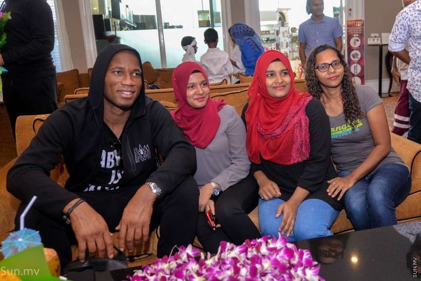 ސިޔާމް މައުރޫފް ސޮކާ ކަޕްގެ ފައިނަލް މެޗުގެ ހާއްސަމެހެމާން،  ޗެލްސީ އަދި އައިވަރީ ކޯސްޓުގެ ކުރީގެ ކުޅުންތެރިޔާ ޑިޑިއޭ ޑްރޮގްބާ ރާއްޖެ  އައުން---ސަން ފޮޓޯ/ މުހައްމަދު އަފްރާހް 