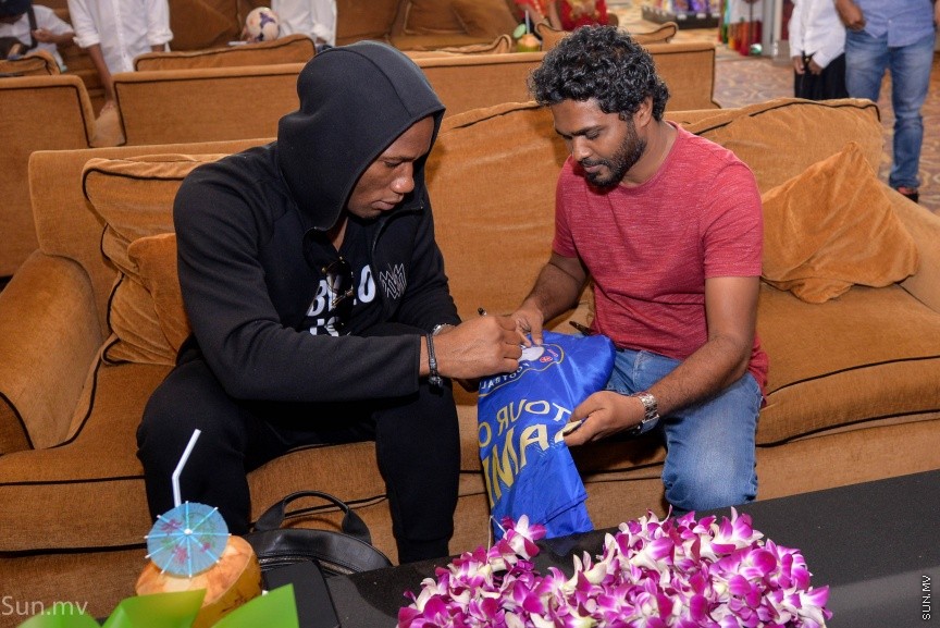 ސިޔާމް މައުރޫފް ސޮކާ ކަޕްގެ ފައިނަލް މެޗުގެ ހާއްސަމެހެމާން،  ޗެލްސީ އަދި އައިވަރީ ކޯސްޓުގެ ކުރީގެ ކުޅުންތެރިޔާ ޑިޑިއޭ ޑްރޮގްބާ ރާއްޖެ  އައުން---ސަން ފޮޓޯ/ މުހައްމަދު އަފްރާހް 