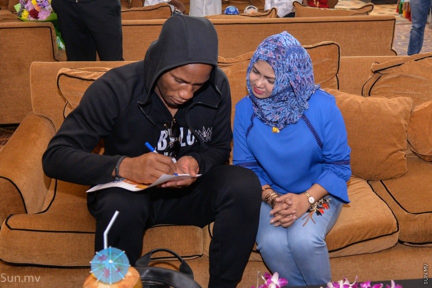 ސިޔާމް މައުރޫފް ސޮކާ ކަޕްގެ ފައިނަލް މެޗުގެ ހާއްސަމެހެމާން،  ޗެލްސީ އަދި އައިވަރީ ކޯސްޓުގެ ކުރީގެ ކުޅުންތެރިޔާ ޑިޑިއޭ ޑްރޮގްބާ ރާއްޖެ  އައުން---ސަން ފޮޓޯ/ މުހައްމަދު އަފްރާހް 