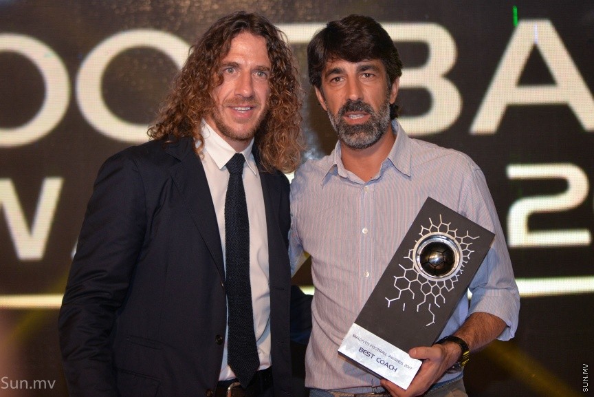 ފުޓްބޯލް އެސޯސިއޭޝަން އޮފް މޯލްޑިވްސް (އެފްއޭއެމް)އާއި މޯލްޑިވްސް ފުޓްބޯލް ޑޮޓްކޮމް ގުޅިގެން ކުރިއަށްގެންދިޔަ މޯލްޑިވްސް ފުޓްބޯލް އެވޯޑް ނައިޓްގެ ތެރެއިން:  މޯލްޑިވްސް ފުޓްބޯލް އެވޯޑްގެ ހާއްސަ މެހެމާނެއްގެ ގޮތުން ބާސެލޯނާ އަދި ސްޕެއިންގެ ކުރީގެ ކެޕްޓަން ކާލްސް ޕުޔޯލް ވަނީ ބައިވެރިވެފަ---ސަން ފޮޓޯ/ މުހައްމަދު އަފްރާހް 
