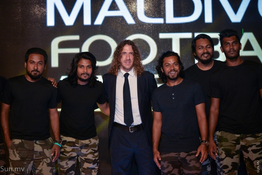 ފުޓްބޯލް އެސޯސިއޭޝަން އޮފް މޯލްޑިވްސް (އެފްއޭއެމް)އާއި މޯލްޑިވްސް ފުޓްބޯލް ޑޮޓްކޮމް ގުޅިގެން ކުރިއަށްގެންދިޔަ މޯލްޑިވްސް ފުޓްބޯލް އެވޯޑް ނައިޓްގެ ތެރެއިން:  މޯލްޑިވްސް ފުޓްބޯލް އެވޯޑްގެ ހާއްސަ މެހެމާނެއްގެ ގޮތުން ބާސެލޯނާ އަދި ސްޕެއިންގެ ކުރީގެ ކެޕްޓަން ކާލްސް ޕުޔޯލް ވަނީ ބައިވެރިވެފަ---ސަން ފޮޓޯ/ މުހައްމަދު އަފްރާހް 