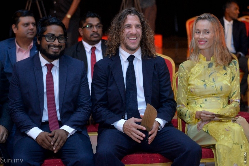 ފުޓްބޯލް އެސޯސިއޭޝަން އޮފް މޯލްޑިވްސް (އެފްއޭއެމް)އާއި މޯލްޑިވްސް ފުޓްބޯލް ޑޮޓްކޮމް ގުޅިގެން ކުރިއަށްގެންދިޔަ މޯލްޑިވްސް ފުޓްބޯލް އެވޯޑް ނައިޓްގެ ތެރެއިން:  މޯލްޑިވްސް ފުޓްބޯލް އެވޯޑްގެ ހާއްސަ މެހެމާނެއްގެ ގޮތުން ބާސެލޯނާ އަދި ސްޕެއިންގެ ކުރީގެ ކެޕްޓަން ކާލްސް ޕުޔޯލް ވަނީ ބައިވެރިވެފަ---ސަން ފޮޓޯ/ މުހައްމަދު އަފްރާހް 