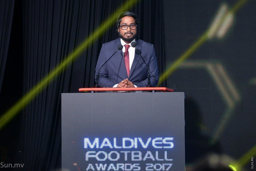 ފުޓްބޯލް އެސޯސިއޭޝަން އޮފް މޯލްޑިވްސް (އެފްއޭއެމް)އާއި މޯލްޑިވްސް ފުޓްބޯލް ޑޮޓްކޮމް ގުޅިގެން ކުރިއަށްގެންދިޔަ މޯލްޑިވްސް ފުޓްބޯލް އެވޯޑް ނައިޓްގެ ތެރެއިން:  މޯލްޑިވްސް ފުޓްބޯލް އެވޯޑްގެ ހާއްސަ މެހެމާނެއްގެ ގޮތުން ބާސެލޯނާ އަދި ސްޕެއިންގެ ކުރީގެ ކެޕްޓަން ކާލްސް ޕުޔޯލް ވަނީ ބައިވެރިވެފަ---ސަން ފޮޓޯ/ މުހައްމަދު އަފްރާހް 