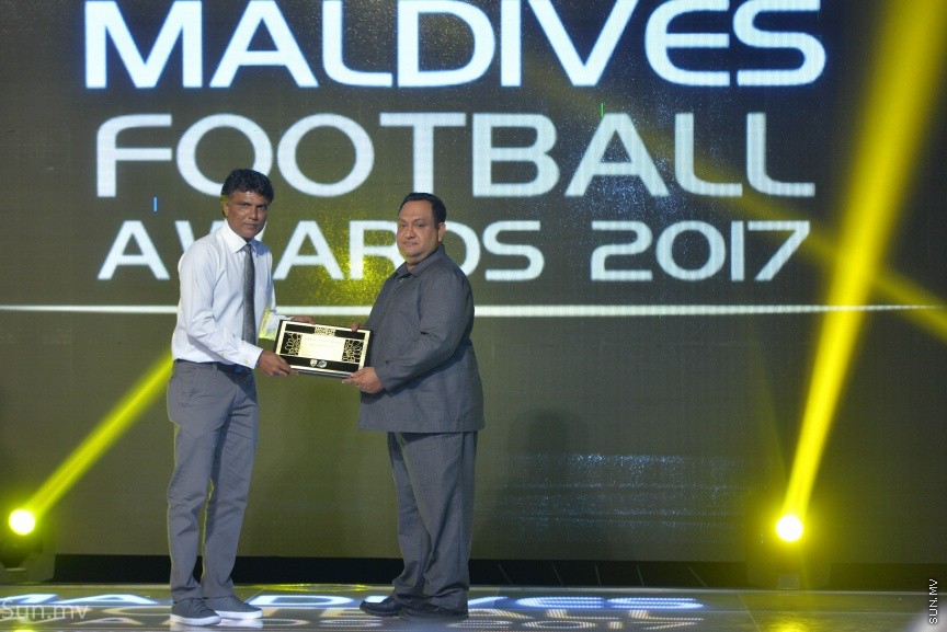 ފުޓްބޯލް އެސޯސިއޭޝަން އޮފް މޯލްޑިވްސް (އެފްއޭއެމް)އާއި މޯލްޑިވްސް ފުޓްބޯލް ޑޮޓްކޮމް ގުޅިގެން ކުރިއަށްގެންދިޔަ މޯލްޑިވްސް ފުޓްބޯލް އެވޯޑް ނައިޓްގެ ތެރެއިން:  މޯލްޑިވްސް ފުޓްބޯލް އެވޯޑްގެ ހާއްސަ މެހެމާނެއްގެ ގޮތުން ބާސެލޯނާ އަދި ސްޕެއިންގެ ކުރީގެ ކެޕްޓަން ކާލްސް ޕުޔޯލް ވަނީ ބައިވެރިވެފަ---ސަން ފޮޓޯ/ މުހައްމަދު އަފްރާހް 