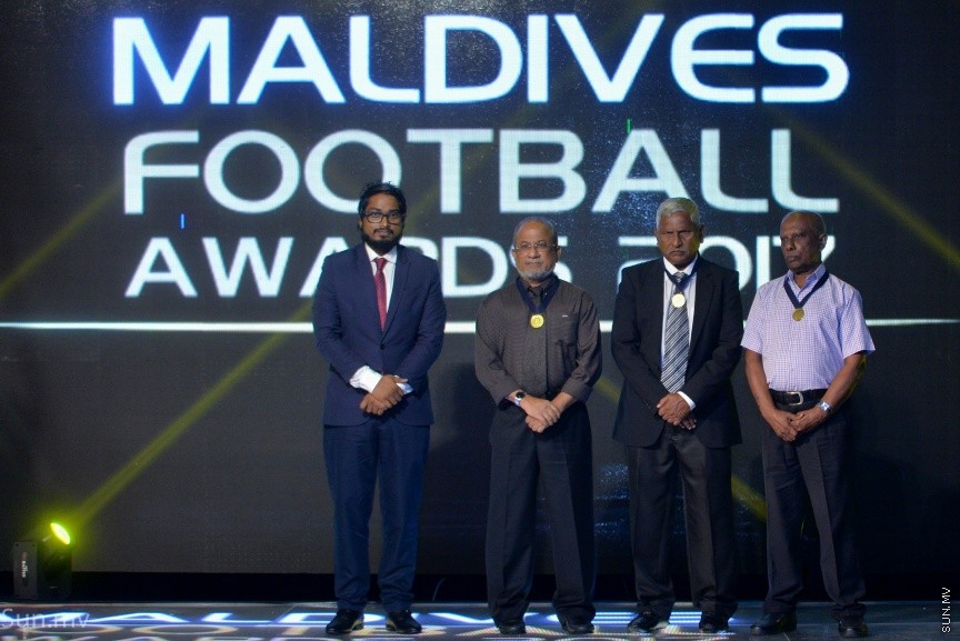 ފުޓްބޯލް އެސޯސިއޭޝަން އޮފް މޯލްޑިވްސް (އެފްއޭއެމް)އާއި މޯލްޑިވްސް ފުޓްބޯލް ޑޮޓްކޮމް ގުޅިގެން ކުރިއަށްގެންދިޔަ މޯލްޑިވްސް ފުޓްބޯލް އެވޯޑް ނައިޓްގެ ތެރެއިން:  މޯލްޑިވްސް ފުޓްބޯލް އެވޯޑްގެ ހާއްސަ މެހެމާނެއްގެ ގޮތުން ބާސެލޯނާ އަދި ސްޕެއިންގެ ކުރީގެ ކެޕްޓަން ކާލްސް ޕުޔޯލް ވަނީ ބައިވެރިވެފަ---ސަން ފޮޓޯ/ މުހައްމަދު އަފްރާހް 