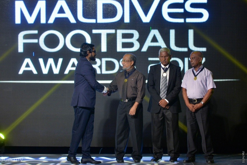ފުޓްބޯލް އެސޯސިއޭޝަން އޮފް މޯލްޑިވްސް (އެފްއޭއެމް)އާއި މޯލްޑިވްސް ފުޓްބޯލް ޑޮޓްކޮމް ގުޅިގެން ކުރިއަށްގެންދިޔަ މޯލްޑިވްސް ފުޓްބޯލް އެވޯޑް ނައިޓްގެ ތެރެއިން:  މޯލްޑިވްސް ފުޓްބޯލް އެވޯޑްގެ ހާއްސަ މެހެމާނެއްގެ ގޮތުން ބާސެލޯނާ އަދި ސްޕެއިންގެ ކުރީގެ ކެޕްޓަން ކާލްސް ޕުޔޯލް ވަނީ ބައިވެރިވެފަ---ސަން ފޮޓޯ/ މުހައްމަދު އަފްރާހް 