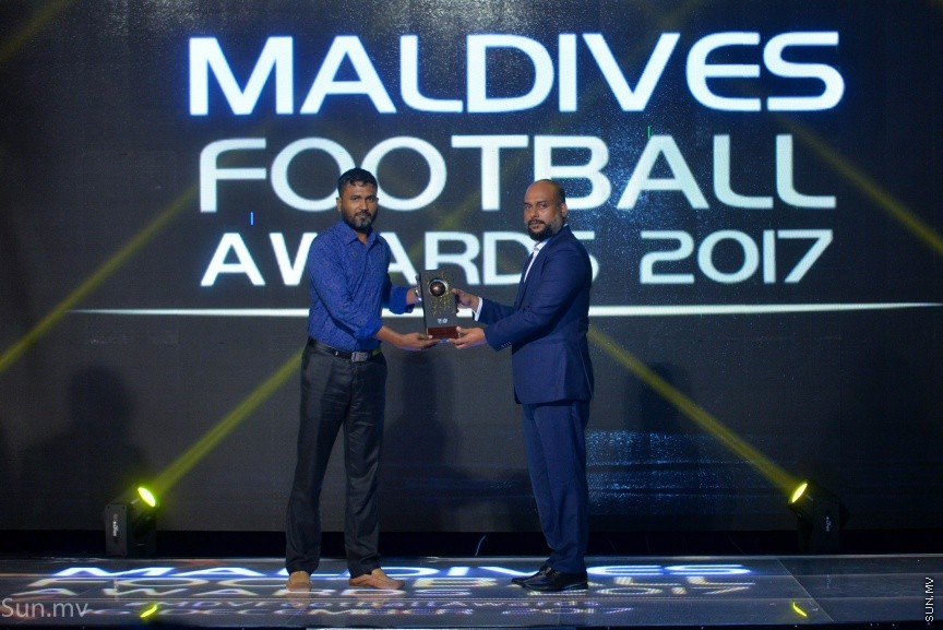 ފުޓްބޯލް އެސޯސިއޭޝަން އޮފް މޯލްޑިވްސް (އެފްއޭއެމް)އާއި މޯލްޑިވްސް ފުޓްބޯލް ޑޮޓްކޮމް ގުޅިގެން ކުރިއަށްގެންދިޔަ މޯލްޑިވްސް ފުޓްބޯލް އެވޯޑް ނައިޓްގެ ތެރެއިން:  މޯލްޑިވްސް ފުޓްބޯލް އެވޯޑްގެ ހާއްސަ މެހެމާނެއްގެ ގޮތުން ބާސެލޯނާ އަދި ސްޕެއިންގެ ކުރީގެ ކެޕްޓަން ކާލްސް ޕުޔޯލް ވަނީ ބައިވެރިވެފަ---ސަން ފޮޓޯ/ މުހައްމަދު އަފްރާހް 