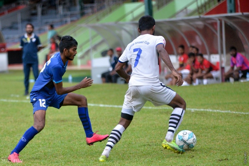 ތިންވަނަ ޑިވިޝަންގެ ކުއާޓަރ ފައިނަލްގައި ޕޮލިސް ކުލަބް އާއި ދިވެހި ސިފައިންގެ ކުލަބް ބައްދަލުކުރި މެޗުގެތެރެއިން: މި މެޗް ނިމުނީ 1-0ން ދިވެހި ސިފައިންގެ ކްލަބު މޮޅުވެ، ސެމީން ޖާގަ ހޯދައިގެން---ސަން ފޮޓޯ/ މުހައްމަދު އަފްރާހް 