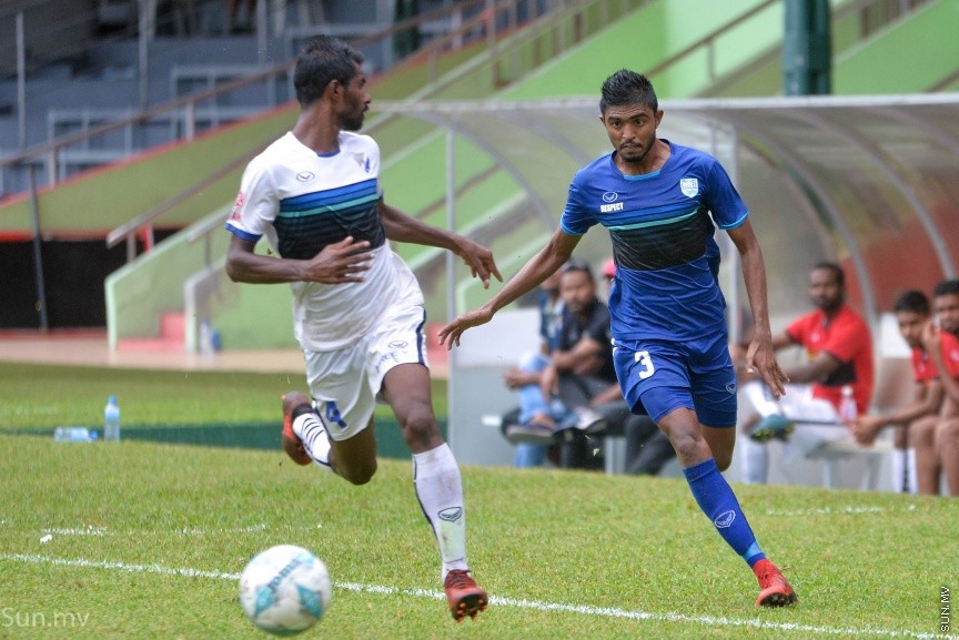 ތިންވަނަ ޑިވިޝަންގެ ކުއާޓަރ ފައިނަލްގައި ޕޮލިސް ކުލަބް އާއި ދިވެހި ސިފައިންގެ ކުލަބް ބައްދަލުކުރި މެޗުގެތެރެއިން: މި މެޗް ނިމުނީ 1-0ން ދިވެހި ސިފައިންގެ ކްލަބު މޮޅުވެ، ސެމީން ޖާގަ ހޯދައިގެން---ސަން ފޮޓޯ/ މުހައްމަދު އަފްރާހް 