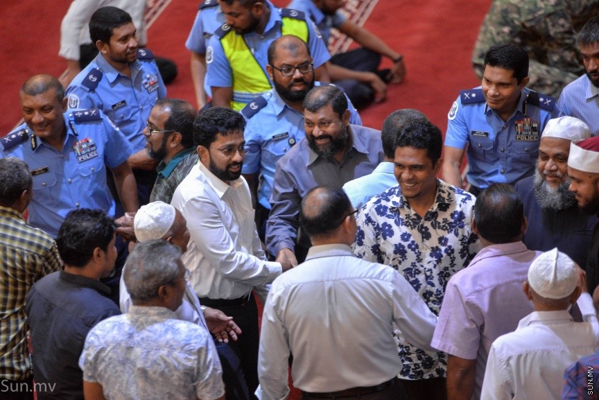 19 ޑިސެމްބަރ 2017: ރާއްޖެ އިސްލާމްވީ ދުވަހުގެ މުނާސަބަތުގައި ބޮޑު ޖަމާއަތުގައި ކުރި ނަމާދު: އަންގާރަ ދުވަހު އިސްލާމީ މަރުކަޒުގައި  ބޮޑު ޖަމާއަތުގައި ކުރި މަޣްރިބް ނަމާދަށް ފަހު، ދުވަހާ ގުޅޭހާއްސަ ދުޢާއެއް ކުރުން އޮތް -- ސަން ފޮޓޯ: މުޙައްމަދު އަފްރާޙް