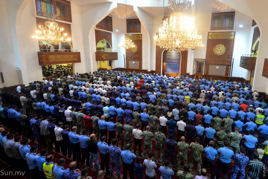 19 ޑިސެމްބަރ 2017: ރާއްޖެ އިސްލާމްވީ ދުވަހުގެ މުނާސަބަތުގައި ބޮޑު ޖަމާއަތުގައި ކުރި ނަމާދު: އަންގާރަ ދުވަހު އިސްލާމީ މަރުކަޒުގައި  ބޮޑު ޖަމާއަތުގައި ކުރި މަޣްރިބް ނަމާދަށް ފަހު، ދުވަހާ ގުޅޭހާއްސަ ދުޢާއެއް ކުރުން އޮތް -- ސަން ފޮޓޯ: މުޙައްމަދު އަފްރާޙް