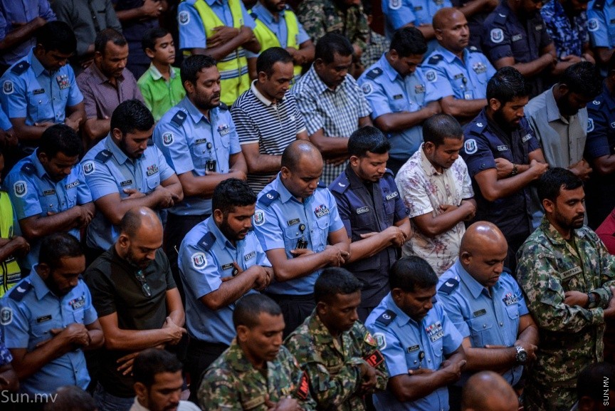 19 ޑިސެމްބަރ 2017: ރާއްޖެ އިސްލާމްވީ ދުވަހުގެ މުނާސަބަތުގައި ބޮޑު ޖަމާއަތުގައި ކުރި ނަމާދު: އަންގާރަ ދުވަހު އިސްލާމީ މަރުކަޒުގައި  ބޮޑު ޖަމާއަތުގައި ކުރި މަޣްރިބް ނަމާދަށް ފަހު، ދުވަހާ ގުޅޭހާއްސަ ދުޢާއެއް ކުރުން އޮތް -- ސަން ފޮޓޯ: މުޙައްމަދު އަފްރާޙް