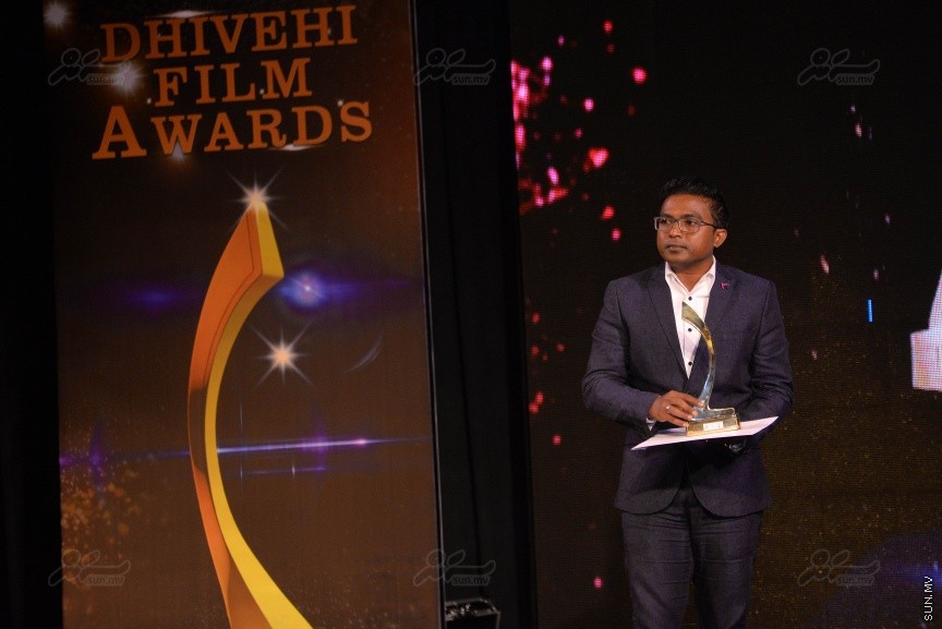  އަށްވަނަ ދިވެހި ފިލްމު އެވޯޑްސް:  އޮލިމްޕަހުގައި ބޭއްވި މި ރަސްމިއްޔާތުުގައި އެވޯޑް ދީފައިވަނީ 2014 އިން 2016 އާ ދެމެދު ރިލީޒްކޮށްފައިވާ ފިލްމުތަކަށެ، އަދި ފިލްމީ ދާއިރާގައި ދެވޭ އެންމެ ޝަރަފުވެރި އެވޯޑު ކަމަށްވާ ލައިފްޓައިމް އެޗީވްމެންޓް އެވޯޑް ހާސިލްކުރެއްވީ މުސްތަފާ ހުސައިން އަދި އަސްލަމް ރަޝީދެވެ---ސަން ފޮޓޯ/ މުހައްމަދު އަފްރާހް 
