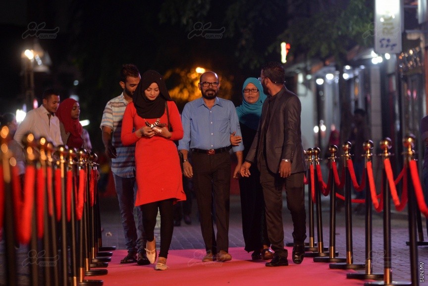  އަށްވަނަ ދިވެހި ފިލްމު އެވޯޑްސް:  އޮލިމްޕަހުގައި ބޭއްވި މި ރަސްމިއްޔާތުުގައި އެވޯޑް ދީފައިވަނީ 2014 އިން 2016 އާ ދެމެދު ރިލީޒްކޮށްފައިވާ ފިލްމުތަކަށެ، އަދި ފިލްމީ ދާއިރާގައި ދެވޭ އެންމެ ޝަރަފުވެރި އެވޯޑު ކަމަށްވާ ލައިފްޓައިމް އެޗީވްމެންޓް އެވޯޑް ހާސިލްކުރެއްވީ މުސްތަފާ ހުސައިން އަދި އަސްލަމް ރަޝީދެވެ---ސަން ފޮޓޯ/ މުހައްމަދު އަފްރާހް 