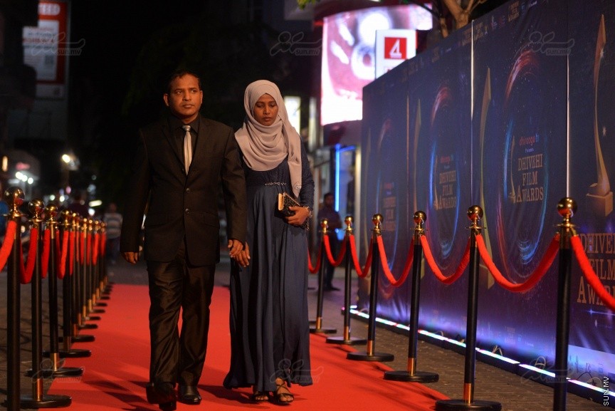  އަށްވަނަ ދިވެހި ފިލްމު އެވޯޑްސް:  އޮލިމްޕަހުގައި ބޭއްވި މި ރަސްމިއްޔާތުުގައި އެވޯޑް ދީފައިވަނީ 2014 އިން 2016 އާ ދެމެދު ރިލީޒްކޮށްފައިވާ ފިލްމުތަކަށެ، އަދި ފިލްމީ ދާއިރާގައި ދެވޭ އެންމެ ޝަރަފުވެރި އެވޯޑު ކަމަށްވާ ލައިފްޓައިމް އެޗީވްމެންޓް އެވޯޑް ހާސިލްކުރެއްވީ މުސްތަފާ ހުސައިން އަދި އަސްލަމް ރަޝީދެވެ---ސަން ފޮޓޯ/ މުހައްމަދު އަފްރާހް 