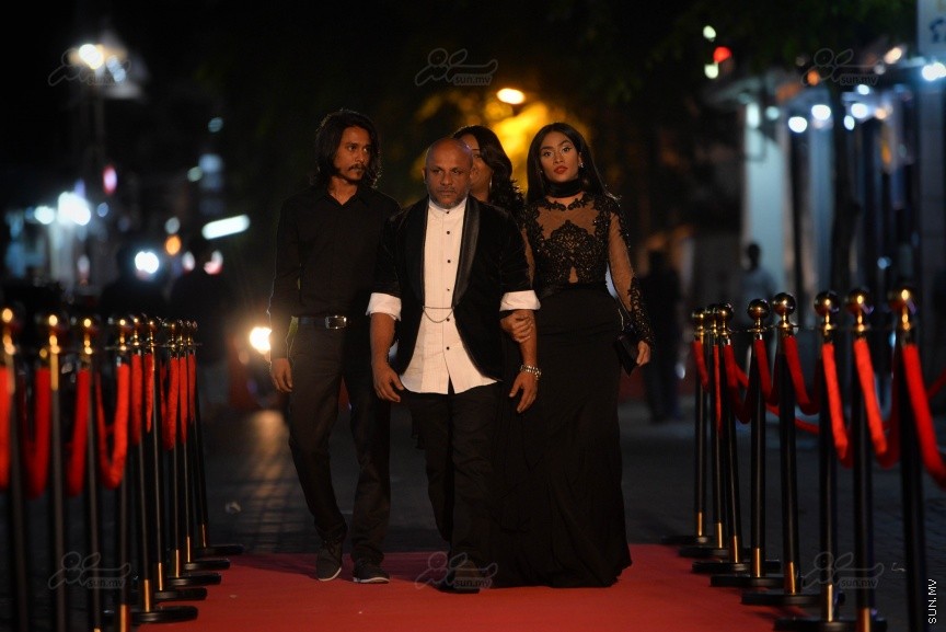  އަށްވަނަ ދިވެހި ފިލްމު އެވޯޑްސް:  އޮލިމްޕަހުގައި ބޭއްވި މި ރަސްމިއްޔާތުުގައި އެވޯޑް ދީފައިވަނީ 2014 އިން 2016 އާ ދެމެދު ރިލީޒްކޮށްފައިވާ ފިލްމުތަކަށެ، އަދި ފިލްމީ ދާއިރާގައި ދެވޭ އެންމެ ޝަރަފުވެރި އެވޯޑު ކަމަށްވާ ލައިފްޓައިމް އެޗީވްމެންޓް އެވޯޑް ހާސިލްކުރެއްވީ މުސްތަފާ ހުސައިން އަދި އަސްލަމް ރަޝީދެވެ---ސަން ފޮޓޯ/ މުހައްމަދު އަފްރާހް 