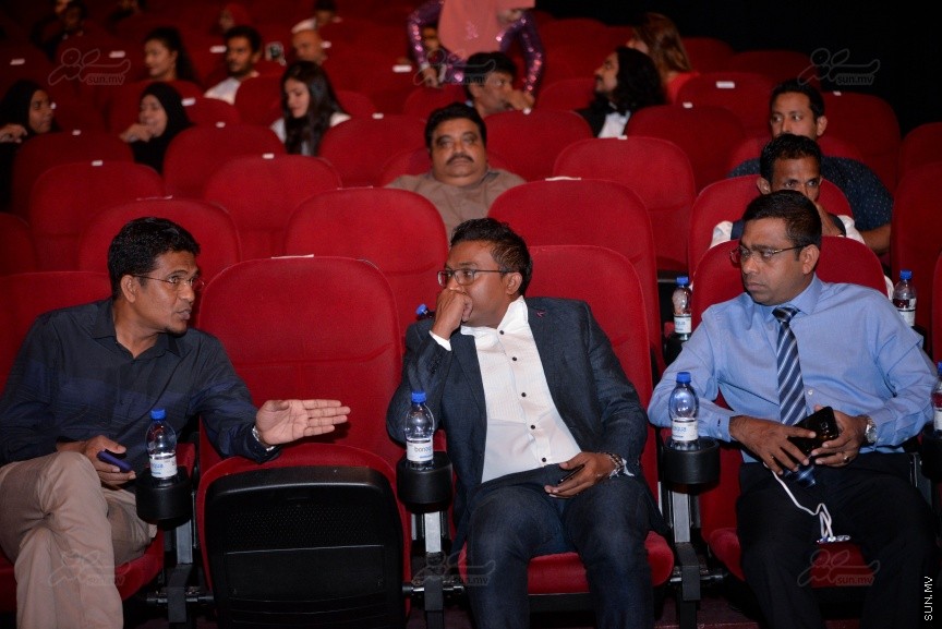  އަށްވަނަ ދިވެހި ފިލްމު އެވޯޑްސް:  އޮލިމްޕަހުގައި ބޭއްވި މި ރަސްމިއްޔާތުުގައި އެވޯޑް ދީފައިވަނީ 2014 އިން 2016 އާ ދެމެދު ރިލީޒްކޮށްފައިވާ ފިލްމުތަކަށެ، އަދި ފިލްމީ ދާއިރާގައި ދެވޭ އެންމެ ޝަރަފުވެރި އެވޯޑު ކަމަށްވާ ލައިފްޓައިމް އެޗީވްމެންޓް އެވޯޑް ހާސިލްކުރެއްވީ މުސްތަފާ ހުސައިން އަދި އަސްލަމް ރަޝީދެވެ---ސަން ފޮޓޯ/ މުހައްމަދު އަފްރާހް 