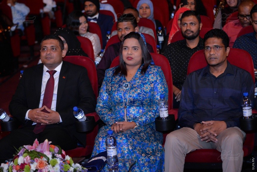  އަށްވަނަ ދިވެހި ފިލްމު އެވޯޑްސް:  އޮލިމްޕަހުގައި ބޭއްވި މި ރަސްމިއްޔާތުުގައި އެވޯޑް ދީފައިވަނީ 2014 އިން 2016 އާ ދެމެދު ރިލީޒްކޮށްފައިވާ ފިލްމުތަކަށެ، އަދި ފިލްމީ ދާއިރާގައި ދެވޭ އެންމެ ޝަރަފުވެރި އެވޯޑު ކަމަށްވާ ލައިފްޓައިމް އެޗީވްމެންޓް އެވޯޑް ހާސިލްކުރެއްވީ މުސްތަފާ ހުސައިން އަދި އަސްލަމް ރަޝީދެވެ---ސަން ފޮޓޯ/ މުހައްމަދު އަފްރާހް 
