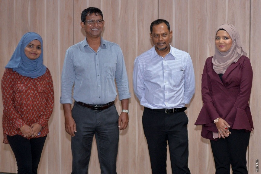 ފަތުރުވެރިކަމުގެ ދާއިރާއަށް ހާއްސަކޮށްގެން ސަން މީޑިއާ ގުރޫޕުން " މޯލްޑިވް އައިލެންޑްސް" ގެ ނަމުގައި މަޖައްލާއެއް ނެރުން: ސްޓެލްކޯ މާލަމުގައި ބޭއްވި ހާއްސަ ރަސްމިއްޔާތެއްގައި އެ މަޖައްލާ ނެރެދެއްވީ ސަން ސިޔާމް އަދި ސަން މީޑިއާ ގުރޫޕްގެ ޗެއާމަން އަދި މެނޭޖިންގ ޑައިރެކްޓަރ އަހްމަދު ސިޔާމް މުހައްމަދެވެ----ސަން ފޮޓޯ/ މުހައްމަދު އަފްރާހް 