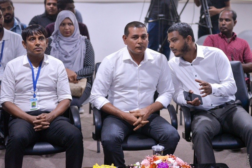 ފަތުރުވެރިކަމުގެ ދާއިރާއަށް ހާއްސަކޮށްގެން ސަން މީޑިއާ ގުރޫޕުން " މޯލްޑިވް އައިލެންޑްސް" ގެ ނަމުގައި މަޖައްލާއެއް ނެރުން: ސްޓެލްކޯ މާލަމުގައި ބޭއްވި ހާއްސަ ރަސްމިއްޔާތެއްގައި އެ މަޖައްލާ ނެރެދެއްވީ ސަން ސިޔާމް އަދި ސަން މީޑިއާ ގުރޫޕްގެ ޗެއާމަން އަދި މެނޭޖިންގ ޑައިރެކްޓަރ އަހްމަދު ސިޔާމް މުހައްމަދެވެ----ސަން ފޮޓޯ/ މުހައްމަދު އަފްރާހް 