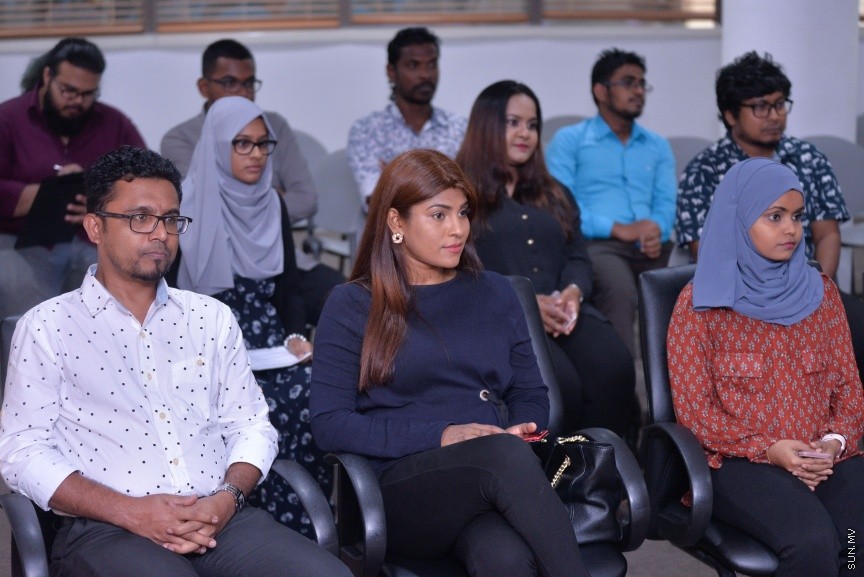 ފަތުރުވެރިކަމުގެ ދާއިރާއަށް ހާއްސަކޮށްގެން ސަން މީޑިއާ ގުރޫޕުން " މޯލްޑިވް އައިލެންޑްސް" ގެ ނަމުގައި މަޖައްލާއެއް ނެރުން: ސްޓެލްކޯ މާލަމުގައި ބޭއްވި ހާއްސަ ރަސްމިއްޔާތެއްގައި އެ މަޖައްލާ ނެރެދެއްވީ ސަން ސިޔާމް އަދި ސަން މީޑިއާ ގުރޫޕްގެ ޗެއާމަން އަދި މެނޭޖިންގ ޑައިރެކްޓަރ އަހްމަދު ސިޔާމް މުހައްމަދެވެ----ސަން ފޮޓޯ/ މުހައްމަދު އަފްރާހް 