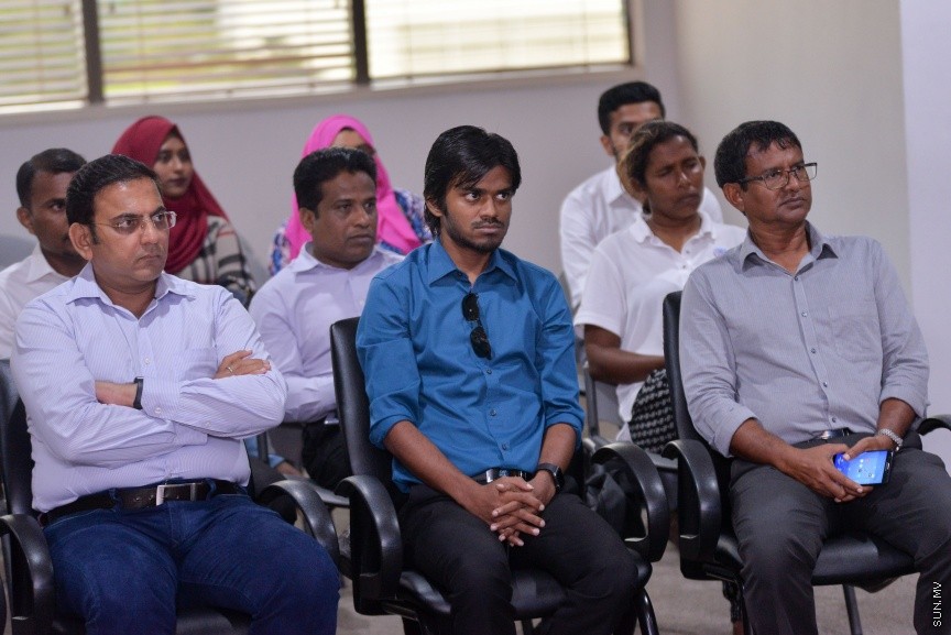 ފަތުރުވެރިކަމުގެ ދާއިރާއަށް ހާއްސަކޮށްގެން ސަން މީޑިއާ ގުރޫޕުން " މޯލްޑިވް އައިލެންޑްސް" ގެ ނަމުގައި މަޖައްލާއެއް ނެރުން: ސްޓެލްކޯ މާލަމުގައި ބޭއްވި ހާއްސަ ރަސްމިއްޔާތެއްގައި އެ މަޖައްލާ ނެރެދެއްވީ ސަން ސިޔާމް އަދި ސަން މީޑިއާ ގުރޫޕްގެ ޗެއާމަން އަދި މެނޭޖިންގ ޑައިރެކްޓަރ އަހްމަދު ސިޔާމް މުހައްމަދެވެ----ސަން ފޮޓޯ/ މުހައްމަދު އަފްރާހް 