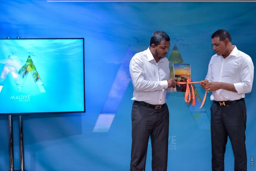 ފަތުރުވެރިކަމުގެ ދާއިރާއަށް ހާއްސަކޮށްގެން ސަން މީޑިއާ ގުރޫޕުން " މޯލްޑިވް އައިލެންޑްސް" ގެ ނަމުގައި މަޖައްލާއެއް ނެރުން: ސްޓެލްކޯ މާލަމުގައި ބޭއްވި ހާއްސަ ރަސްމިއްޔާތެއްގައި އެ މަޖައްލާ ނެރެދެއްވީ ސަން ސިޔާމް އަދި ސަން މީޑިއާ ގުރޫޕްގެ ޗެއާމަން އަދި މެނޭޖިންގ ޑައިރެކްޓަރ އަހްމަދު ސިޔާމް މުހައްމަދެވެ----ސަން ފޮޓޯ/ މުހައްމަދު އަފްރާހް 