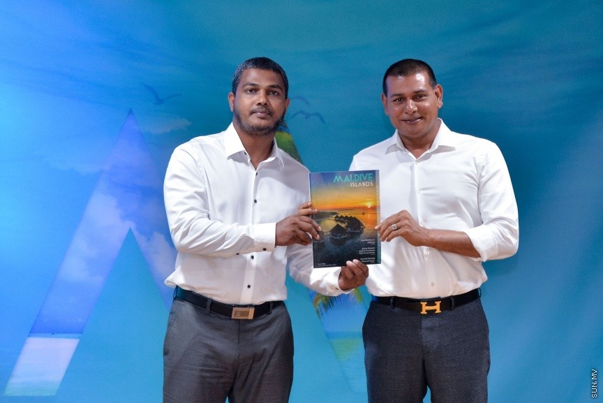 ފަތުރުވެރިކަމުގެ ދާއިރާއަށް ހާއްސަކޮށްގެން ސަން މީޑިއާ ގުރޫޕުން " މޯލްޑިވް އައިލެންޑްސް" ގެ ނަމުގައި މަޖައްލާއެއް ނެރުން: ސްޓެލްކޯ މާލަމުގައި ބޭއްވި ހާއްސަ ރަސްމިއްޔާތެއްގައި އެ މަޖައްލާ ނެރެދެއްވީ ސަން ސިޔާމް އަދި ސަން މީޑިއާ ގުރޫޕްގެ ޗެއާމަން އަދި މެނޭޖިންގ ޑައިރެކްޓަރ އަހްމަދު ސިޔާމް މުހައްމަދެވެ----ސަން ފޮޓޯ/ މުހައްމަދު އަފްރާހް 