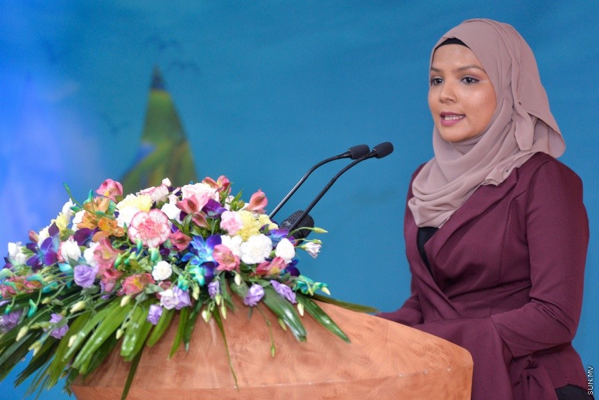 ފަތުރުވެރިކަމުގެ ދާއިރާއަށް ހާއްސަކޮށްގެން ސަން މީޑިއާ ގުރޫޕުން " މޯލްޑިވް އައިލެންޑްސް" ގެ ނަމުގައި މަޖައްލާއެއް ނެރުން: ސްޓެލްކޯ މާލަމުގައި ބޭއްވި ހާއްސަ ރަސްމިއްޔާތެއްގައި އެ މަޖައްލާ ނެރެދެއްވީ ސަން ސިޔާމް އަދި ސަން މީޑިއާ ގުރޫޕްގެ ޗެއާމަން އަދި މެނޭޖިންގ ޑައިރެކްޓަރ އަހްމަދު ސިޔާމް މުހައްމަދެވެ----ސަން ފޮޓޯ/ މުހައްމަދު އަފްރާހް 