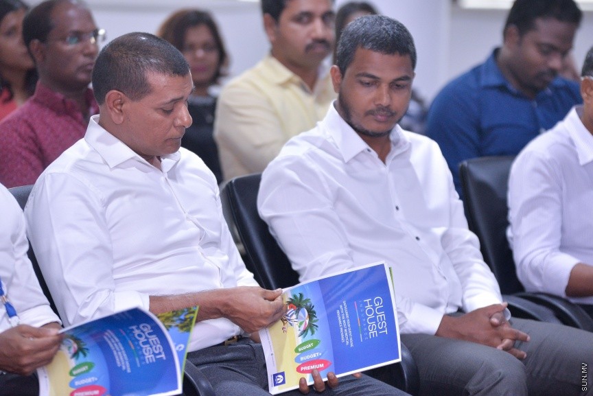 ފަތުރުވެރިކަމުގެ ދާއިރާއަށް ހާއްސަކޮށްގެން ސަން މީޑިއާ ގުރޫޕުން " މޯލްޑިވް އައިލެންޑްސް" ގެ ނަމުގައި މަޖައްލާއެއް ނެރުން: ސްޓެލްކޯ މާލަމުގައި ބޭއްވި ހާއްސަ ރަސްމިއްޔާތެއްގައި އެ މަޖައްލާ ނެރެދެއްވީ ސަން ސިޔާމް އަދި ސަން މީޑިއާ ގުރޫޕްގެ ޗެއާމަން އަދި މެނޭޖިންގ ޑައިރެކްޓަރ އަހްމަދު ސިޔާމް މުހައްމަދެވެ----ސަން ފޮޓޯ/ މުހައްމަދު އަފްރާހް 