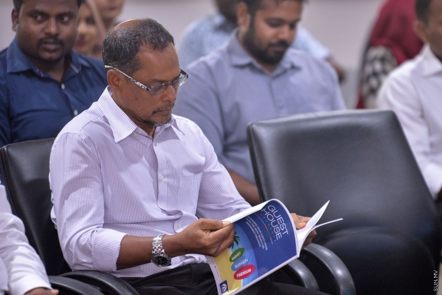 ފަތުރުވެރިކަމުގެ ދާއިރާއަށް ހާއްސަކޮށްގެން ސަން މީޑިއާ ގުރޫޕުން " މޯލްޑިވް އައިލެންޑްސް" ގެ ނަމުގައި މަޖައްލާއެއް ނެރުން: ސްޓެލްކޯ މާލަމުގައި ބޭއްވި ހާއްސަ ރަސްމިއްޔާތެއްގައި އެ މަޖައްލާ ނެރެދެއްވީ ސަން ސިޔާމް އަދި ސަން މީޑިއާ ގުރޫޕްގެ ޗެއާމަން އަދި މެނޭޖިންގ ޑައިރެކްޓަރ އަހްމަދު ސިޔާމް މުހައްމަދެވެ----ސަން ފޮޓޯ/ މުހައްމަދު އަފްރާހް 