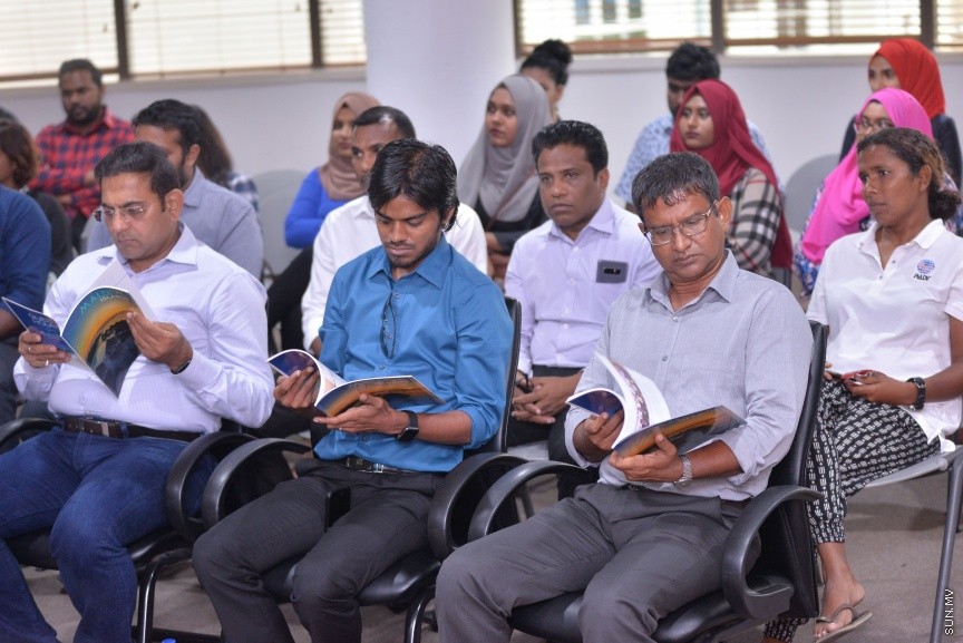 ފަތުރުވެރިކަމުގެ ދާއިރާއަށް ހާއްސަކޮށްގެން ސަން މީޑިއާ ގުރޫޕުން " މޯލްޑިވް އައިލެންޑްސް" ގެ ނަމުގައި މަޖައްލާއެއް ނެރުން: ސްޓެލްކޯ މާލަމުގައި ބޭއްވި ހާއްސަ ރަސްމިއްޔާތެއްގައި އެ މަޖައްލާ ނެރެދެއްވީ ސަން ސިޔާމް އަދި ސަން މީޑިއާ ގުރޫޕްގެ ޗެއާމަން އަދި މެނޭޖިންގ ޑައިރެކްޓަރ އަހްމަދު ސިޔާމް މުހައްމަދެވެ----ސަން ފޮޓޯ/ މުހައްމަދު އަފްރާހް 