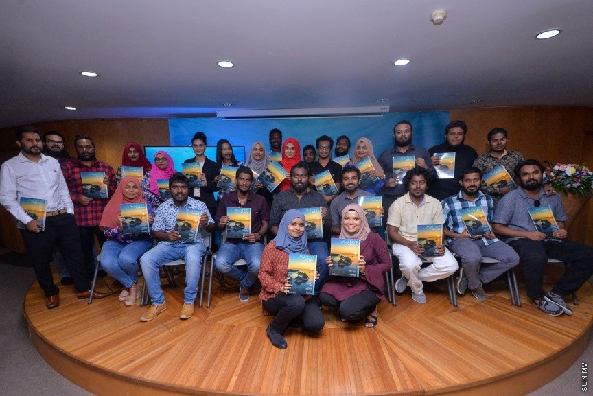 ފަތުރުވެރިކަމުގެ ދާއިރާއަށް ހާއްސަކޮށްގެން ސަން މީޑިއާ ގުރޫޕުން " މޯލްޑިވް އައިލެންޑްސް" ގެ ނަމުގައި މަޖައްލާއެއް ނެރުން: ސްޓެލްކޯ މާލަމުގައި ބޭއްވި ހާއްސަ ރަސްމިއްޔާތެއްގައި އެ މަޖައްލާ ނެރެދެއްވީ ސަން ސިޔާމް އަދި ސަން މީޑިއާ ގުރޫޕްގެ ޗެއާމަން އަދި މެނޭޖިންގ ޑައިރެކްޓަރ އަހްމަދު ސިޔާމް މުހައްމަދެވެ----ސަން ފޮޓޯ/ މުހައްމަދު އަފްރާހް 