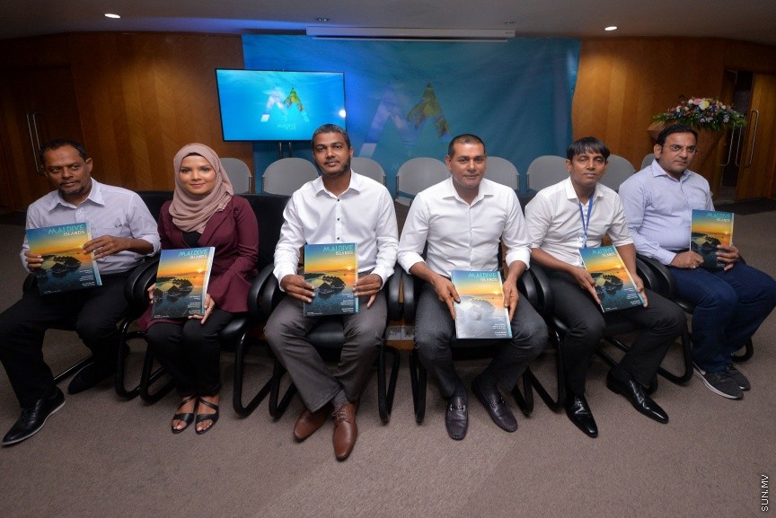 ފަތުރުވެރިކަމުގެ ދާއިރާއަށް ހާއްސަކޮށްގެން ސަން މީޑިއާ ގުރޫޕުން " މޯލްޑިވް އައިލެންޑްސް" ގެ ނަމުގައި މަޖައްލާއެއް ނެރުން: ސްޓެލްކޯ މާލަމުގައި ބޭއްވި ހާއްސަ ރަސްމިއްޔާތެއްގައި އެ މަޖައްލާ ނެރެދެއްވީ ސަން ސިޔާމް އަދި ސަން މީޑިއާ ގުރޫޕްގެ ޗެއާމަން އަދި މެނޭޖިންގ ޑައިރެކްޓަރ އަހްމަދު ސިޔާމް މުހައްމަދެވެ----ސަން ފޮޓޯ/ މުހައްމަދު އަފްރާހް 