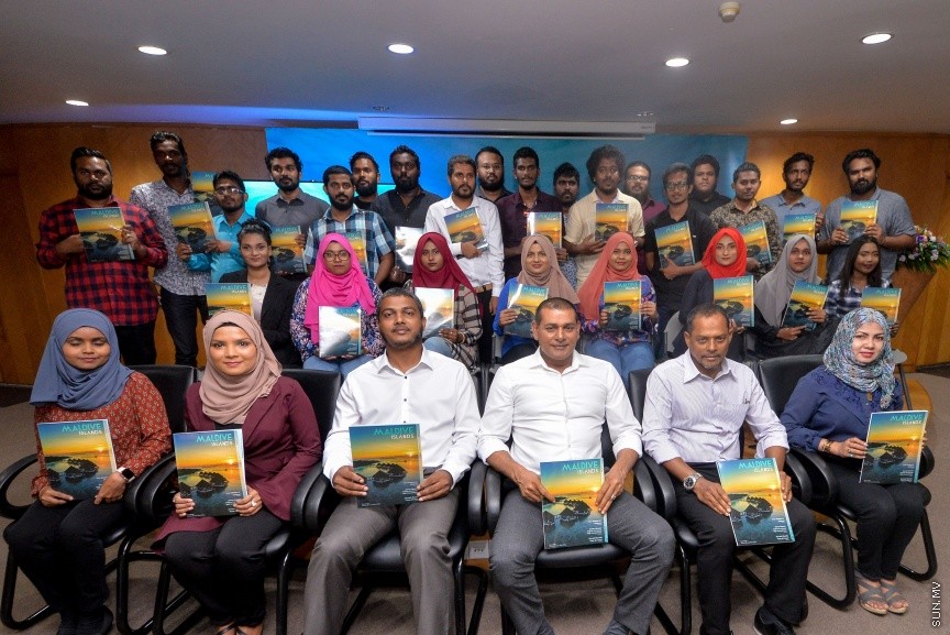 ފަތުރުވެރިކަމުގެ ދާއިރާއަށް ހާއްސަކޮށްގެން ސަން މީޑިއާ ގުރޫޕުން " މޯލްޑިވް އައިލެންޑްސް" ގެ ނަމުގައި މަޖައްލާއެއް ނެރުން: ސްޓެލްކޯ މާލަމުގައި ބޭއްވި ހާއްސަ ރަސްމިއްޔާތެއްގައި އެ މަޖައްލާ ނެރެދެއްވީ ސަން ސިޔާމް އަދި ސަން މީޑިއާ ގުރޫޕްގެ ޗެއާމަން އަދި މެނޭޖިންގ ޑައިރެކްޓަރ އަހްމަދު ސިޔާމް މުހައްމަދެވެ----ސަން ފޮޓޯ/ މުހައްމަދު އަފްރާހް 