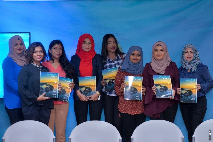 ފަތުރުވެރިކަމުގެ ދާއިރާއަށް ހާއްސަކޮށްގެން ސަން މީޑިއާ ގުރޫޕުން " މޯލްޑިވް އައިލެންޑްސް" ގެ ނަމުގައި މަޖައްލާއެއް ނެރުން: ސްޓެލްކޯ މާލަމުގައި ބޭއްވި ހާއްސަ ރަސްމިއްޔާތެއްގައި އެ މަޖައްލާ ނެރެދެއްވީ ސަން ސިޔާމް އަދި ސަން މީޑިއާ ގުރޫޕްގެ ޗެއާމަން އަދި މެނޭޖިންގ ޑައިރެކްޓަރ އަހްމަދު ސިޔާމް މުހައްމަދެވެ----ސަން ފޮޓޯ/ މުހައްމަދު އަފްރާހް 