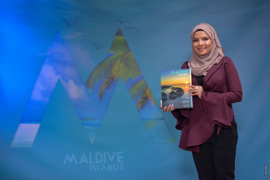 ފަތުރުވެރިކަމުގެ ދާއިރާއަށް ހާއްސަކޮށްގެން ސަން މީޑިއާ ގުރޫޕުން " މޯލްޑިވް އައިލެންޑްސް" ގެ ނަމުގައި މަޖައްލާއެއް ނެރުން: ސްޓެލްކޯ މާލަމުގައި ބޭއްވި ހާއްސަ ރަސްމިއްޔާތެއްގައި އެ މަޖައްލާ ނެރެދެއްވީ ސަން ސިޔާމް އަދި ސަން މީޑިއާ ގުރޫޕްގެ ޗެއާމަން އަދި މެނޭޖިންގ ޑައިރެކްޓަރ އަހްމަދު ސިޔާމް މުހައްމަދެވެ----ސަން ފޮޓޯ/ މުހައްމަދު އަފްރާހް 