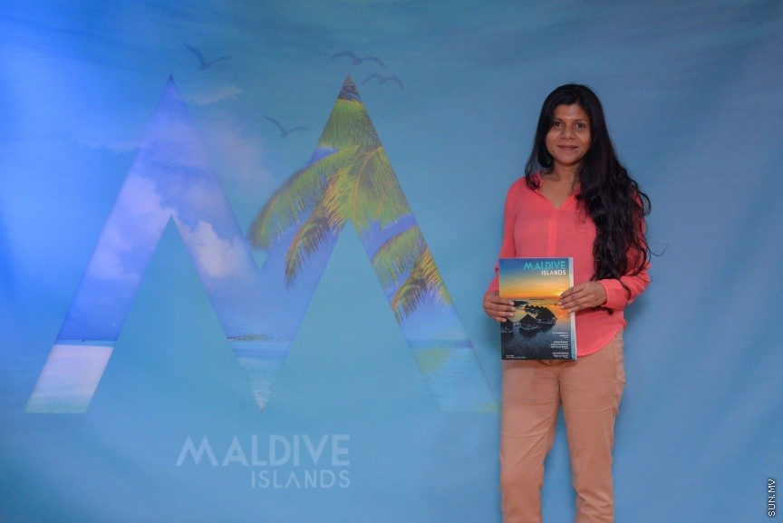 ފަތުރުވެރިކަމުގެ ދާއިރާއަށް ހާއްސަކޮށްގެން ސަން މީޑިއާ ގުރޫޕުން " މޯލްޑިވް އައިލެންޑްސް" ގެ ނަމުގައި މަޖައްލާއެއް ނެރުން: ސްޓެލްކޯ މާލަމުގައި ބޭއްވި ހާއްސަ ރަސްމިއްޔާތެއްގައި އެ މަޖައްލާ ނެރެދެއްވީ ސަން ސިޔާމް އަދި ސަން މީޑިއާ ގުރޫޕްގެ ޗެއާމަން އަދި މެނޭޖިންގ ޑައިރެކްޓަރ އަހްމަދު ސިޔާމް މުހައްމަދެވެ----ސަން ފޮޓޯ/ މުހައްމަދު އަފްރާހް 