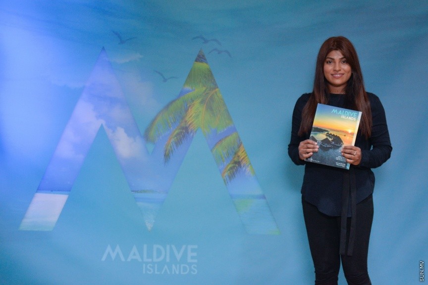 ފަތުރުވެރިކަމުގެ ދާއިރާއަށް ހާއްސަކޮށްގެން ސަން މީޑިއާ ގުރޫޕުން " މޯލްޑިވް އައިލެންޑްސް" ގެ ނަމުގައި މަޖައްލާއެއް ނެރުން: ސްޓެލްކޯ މާލަމުގައި ބޭއްވި ހާއްސަ ރަސްމިއްޔާތެއްގައި އެ މަޖައްލާ ނެރެދެއްވީ ސަން ސިޔާމް އަދި ސަން މީޑިއާ ގުރޫޕްގެ ޗެއާމަން އަދި މެނޭޖިންގ ޑައިރެކްޓަރ އަހްމަދު ސިޔާމް މުހައްމަދެވެ----ސަން ފޮޓޯ/ މުހައްމަދު އަފްރާހް 