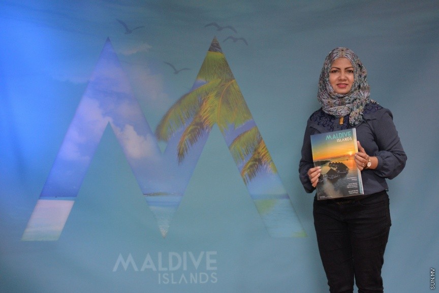 ފަތުރުވެރިކަމުގެ ދާއިރާއަށް ހާއްސަކޮށްގެން ސަން މީޑިއާ ގުރޫޕުން " މޯލްޑިވް އައިލެންޑްސް" ގެ ނަމުގައި މަޖައްލާއެއް ނެރުން: ސްޓެލްކޯ މާލަމުގައި ބޭއްވި ހާއްސަ ރަސްމިއްޔާތެއްގައި އެ މަޖައްލާ ނެރެދެއްވީ ސަން ސިޔާމް އަދި ސަން މީޑިއާ ގުރޫޕްގެ ޗެއާމަން އަދި މެނޭޖިންގ ޑައިރެކްޓަރ އަހްމަދު ސިޔާމް މުހައްމަދެވެ----ސަން ފޮޓޯ/ މުހައްމަދު އަފްރާހް 