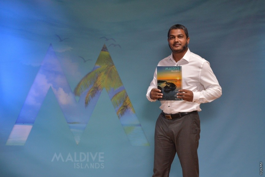ފަތުރުވެރިކަމުގެ ދާއިރާއަށް ހާއްސަކޮށްގެން ސަން މީޑިއާ ގުރޫޕުން " މޯލްޑިވް އައިލެންޑްސް" ގެ ނަމުގައި މަޖައްލާއެއް ނެރުން: ސްޓެލްކޯ މާލަމުގައި ބޭއްވި ހާއްސަ ރަސްމިއްޔާތެއްގައި އެ މަޖައްލާ ނެރެދެއްވީ ސަން ސިޔާމް އަދި ސަން މީޑިއާ ގުރޫޕްގެ ޗެއާމަން އަދި މެނޭޖިންގ ޑައިރެކްޓަރ އަހްމަދު ސިޔާމް މުހައްމަދެވެ----ސަން ފޮޓޯ/ މުހައްމަދު އަފްރާހް 