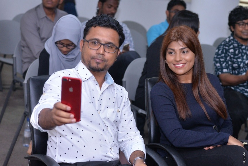 ފަތުރުވެރިކަމުގެ ދާއިރާއަށް ހާއްސަކޮށްގެން ސަން މީޑިއާ ގުރޫޕުން " މޯލްޑިވް އައިލެންޑްސް" ގެ ނަމުގައި މަޖައްލާއެއް ނެރުން: ސްޓެލްކޯ މާލަމުގައި ބޭއްވި ހާއްސަ ރަސްމިއްޔާތެއްގައި އެ މަޖައްލާ ނެރެދެއްވީ ސަން ސިޔާމް އަދި ސަން މީޑިއާ ގުރޫޕްގެ ޗެއާމަން އަދި މެނޭޖިންގ ޑައިރެކްޓަރ އަހްމަދު ސިޔާމް މުހައްމަދެވެ----ސަން ފޮޓޯ/ މުހައްމަދު އަފްރާހް 