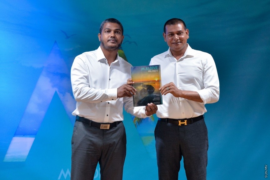 ފަތުރުވެރިކަމުގެ ދާއިރާއަށް ހާއްސަކޮށްގެން ސަން މީޑިއާ ގުރޫޕުން " މޯލްޑިވް އައިލެންޑްސް" ގެ ނަމުގައި މަޖައްލާއެއް ނެރުން: ސްޓެލްކޯ މާލަމުގައި ބޭއްވި ހާއްސަ ރަސްމިއްޔާތެއްގައި އެ މަޖައްލާ ނެރެދެއްވީ ސަން ސިޔާމް އަދި ސަން މީޑިއާ ގުރޫޕްގެ ޗެއާމަން އަދި މެނޭޖިންގ ޑައިރެކްޓަރ އަހްމަދު ސިޔާމް މުހައްމަދެވެ----ސަން ފޮޓޯ/ މުހައްމަދު އަފްރާހް 