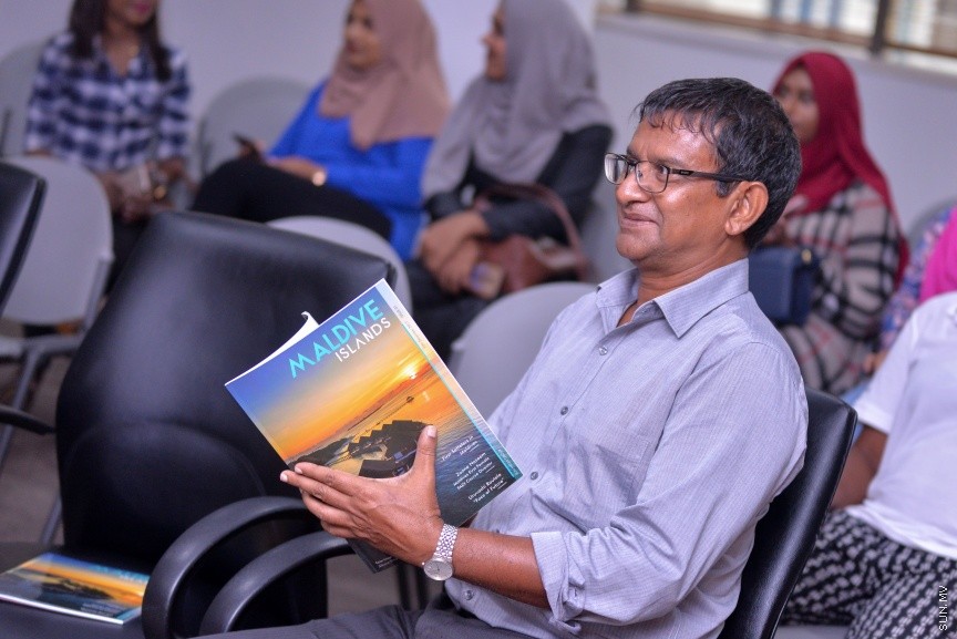 ފަތުރުވެރިކަމުގެ ދާއިރާއަށް ހާއްސަކޮށްގެން ސަން މީޑިއާ ގުރޫޕުން " މޯލްޑިވް އައިލެންޑްސް" ގެ ނަމުގައި މަޖައްލާއެއް ނެރުން: ސްޓެލްކޯ މާލަމުގައި ބޭއްވި ހާއްސަ ރަސްމިއްޔާތެއްގައި އެ މަޖައްލާ ނެރެދެއްވީ ސަން ސިޔާމް އަދި ސަން މީޑިއާ ގުރޫޕްގެ ޗެއާމަން އަދި މެނޭޖިންގ ޑައިރެކްޓަރ އަހްމަދު ސިޔާމް މުހައްމަދެވެ----ސަން ފޮޓޯ/ މުހައްމަދު އަފްރާހް 