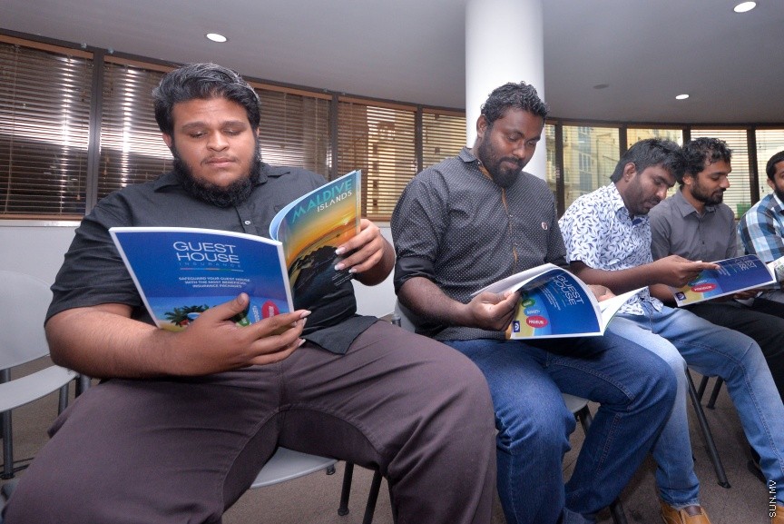 ފަތުރުވެރިކަމުގެ ދާއިރާއަށް ހާއްސަކޮށްގެން ސަން މީޑިއާ ގުރޫޕުން " މޯލްޑިވް އައިލެންޑްސް" ގެ ނަމުގައި މަޖައްލާއެއް ނެރުން: ސްޓެލްކޯ މާލަމުގައި ބޭއްވި ހާއްސަ ރަސްމިއްޔާތެއްގައި އެ މަޖައްލާ ނެރެދެއްވީ ސަން ސިޔާމް އަދި ސަން މީޑިއާ ގުރޫޕްގެ ޗެއާމަން އަދި މެނޭޖިންގ ޑައިރެކްޓަރ އަހްމަދު ސިޔާމް މުހައްމަދެވެ----ސަން ފޮޓޯ/ މުހައްމަދު އަފްރާހް 