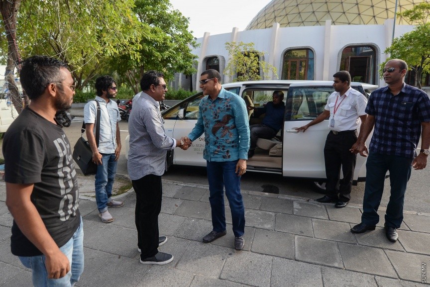 22 ޑިސެމްބަރ 2017: ހިތާނީ އުފާ ކޭމްޕަށް ސަން ސިޔާމް ޒިޔާރަތް ކުރެއްވުން: ސަން  ސިއާމް ގުރޫޕްގެ ޗެއާމަން އަދި އެމްޑީއޭގެ ލީޑަރު އަހްމަދު ސިޔާމް މުހައްމަދު ވަނީ ހުޅުމާލޭގައި ސަދަގާތު ފައުންޑޭޝަނުން ކުރިއަށްގެންދާ ހިތަނީ ފެސްޓިވަލްގައި ހިތާނުކުރި ކުދިންނާ ބައްލުކުރައްވައި ހަދިޔާ ދެއްވާފައި. ސިޔާމްގެ އަރިހުގައި އެމްޑީއޭގެ ނައިބު ލީޑަރު އަލީ މައުރޫފާއި އައިޝަތު ރަފިއްޔާ ބައިވެރިވެވަޑައިގެންނެވި --- ސަން ފޮޓޯ/ މުހައްމަދު އަފްރާޙް