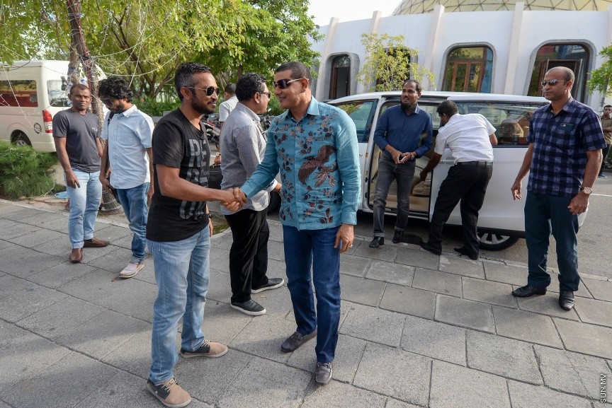 22 ޑިސެމްބަރ 2017: ހިތާނީ އުފާ ކޭމްޕަށް ސަން ސިޔާމް ޒިޔާރަތް ކުރެއްވުން: ސަން  ސިއާމް ގުރޫޕްގެ ޗެއާމަން އަދި އެމްޑީއޭގެ ލީޑަރު އަހްމަދު ސިޔާމް މުހައްމަދު ވަނީ ހުޅުމާލޭގައި ސަދަގާތު ފައުންޑޭޝަނުން ކުރިއަށްގެންދާ ހިތަނީ ފެސްޓިވަލްގައި ހިތާނުކުރި ކުދިންނާ ބައްލުކުރައްވައި ހަދިޔާ ދެއްވާފައި. ސިޔާމްގެ އަރިހުގައި އެމްޑީއޭގެ ނައިބު ލީޑަރު އަލީ މައުރޫފާއި އައިޝަތު ރަފިއްޔާ ބައިވެރިވެވަޑައިގެންނެވި --- ސަން ފޮޓޯ/ މުހައްމަދު އަފްރާޙް